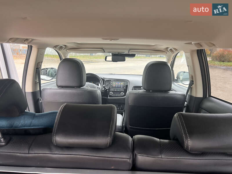 Внедорожник / Кроссовер Mitsubishi Outlander 2016 в Львове