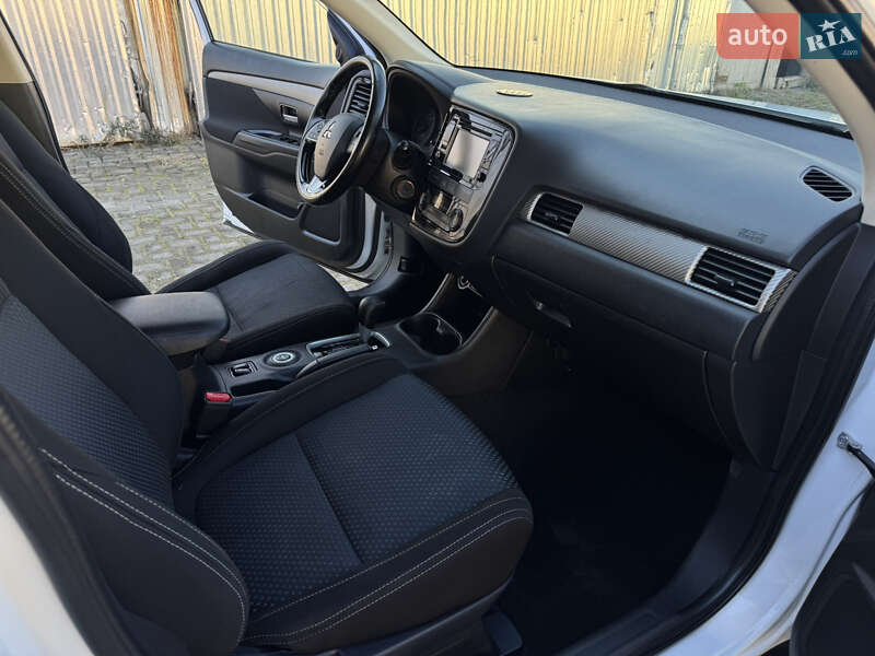 Позашляховик / Кросовер Mitsubishi Outlander 2016 в Ковелі фото 47 Позашляховик / Кросовер Mitsubishi Outlander 2016 в Ковелі