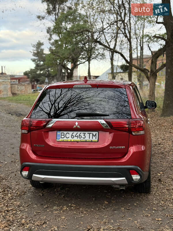 Позашляховик / Кросовер Mitsubishi Outlander 2016 в Львові