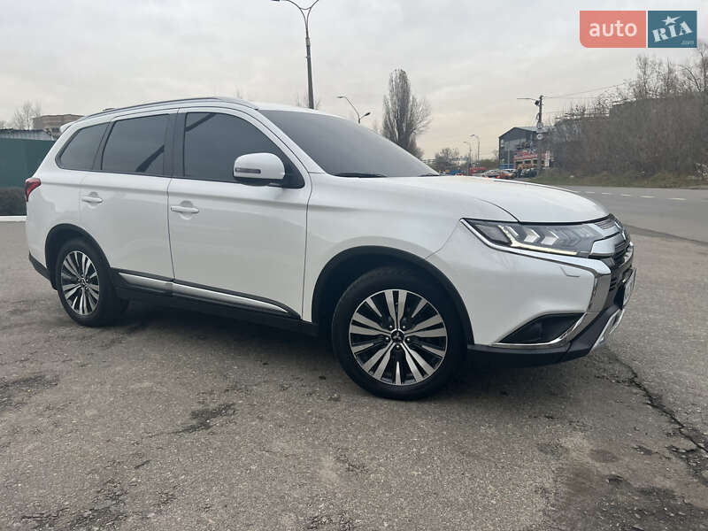 Позашляховик / Кросовер Mitsubishi Outlander 2020 в Києві