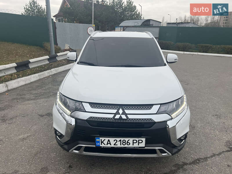 Позашляховик / Кросовер Mitsubishi Outlander 2020 в Києві