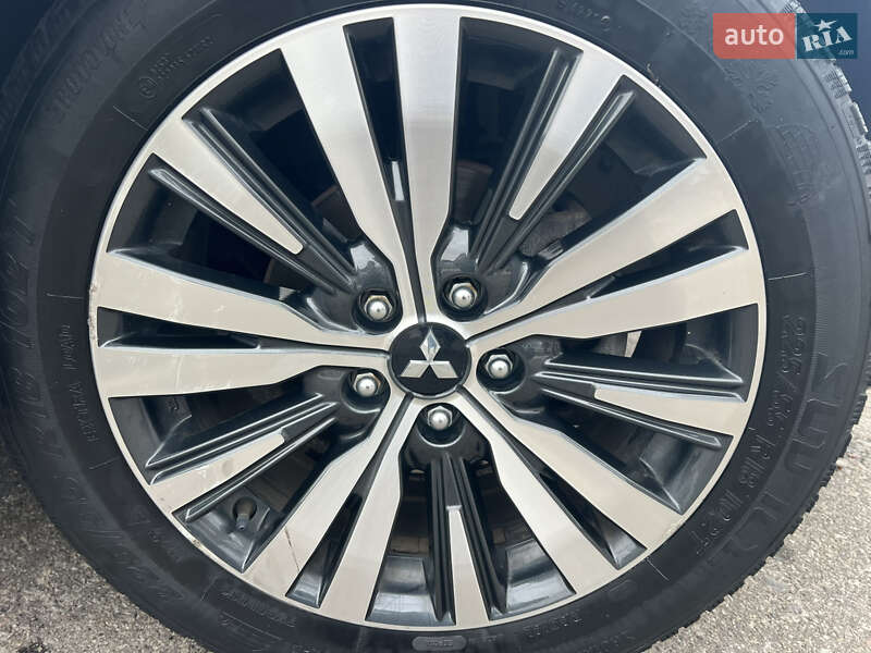 Позашляховик / Кросовер Mitsubishi Outlander 2020 в Києві