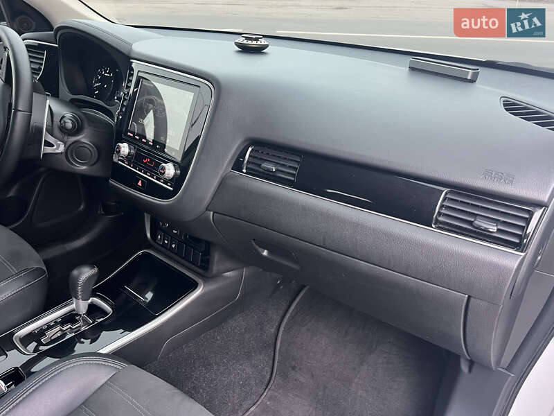 Позашляховик / Кросовер Mitsubishi Outlander 2020 в Києві