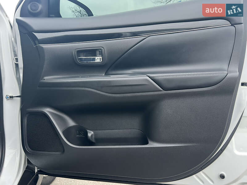 Позашляховик / Кросовер Mitsubishi Outlander 2020 в Києві