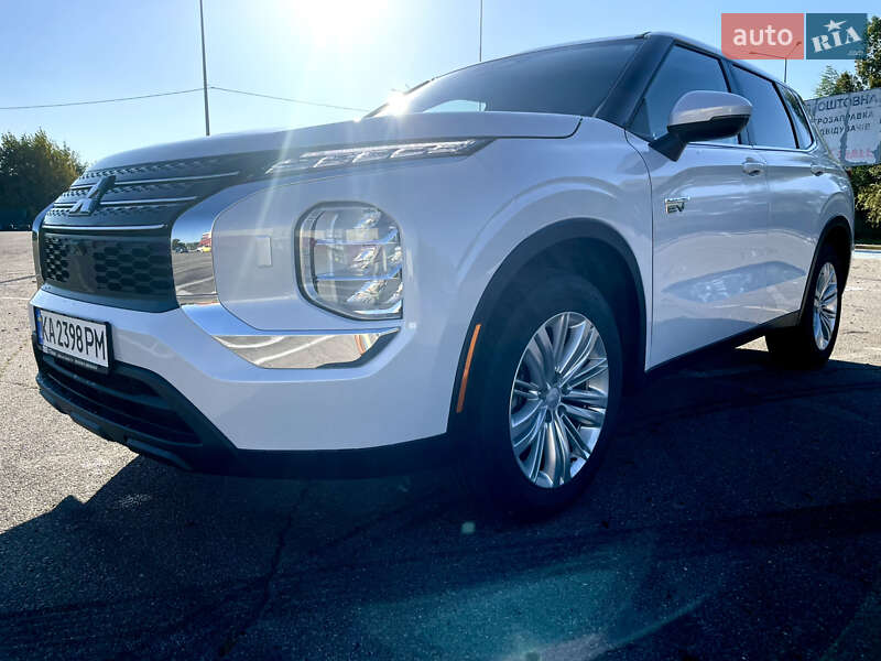 Внедорожник / Кроссовер Mitsubishi Outlander 2023 в Киеве