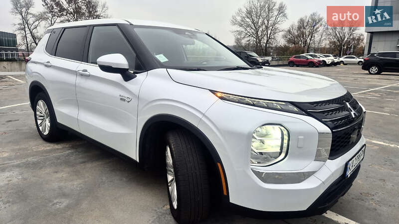Внедорожник / Кроссовер Mitsubishi Outlander 2023 в Киеве