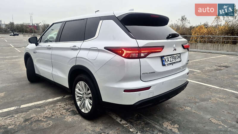 Внедорожник / Кроссовер Mitsubishi Outlander 2023 в Киеве