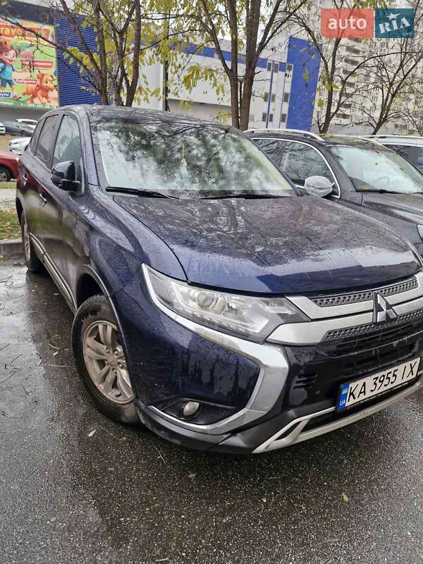 Позашляховик / Кросовер Mitsubishi Outlander 2022 в Києві