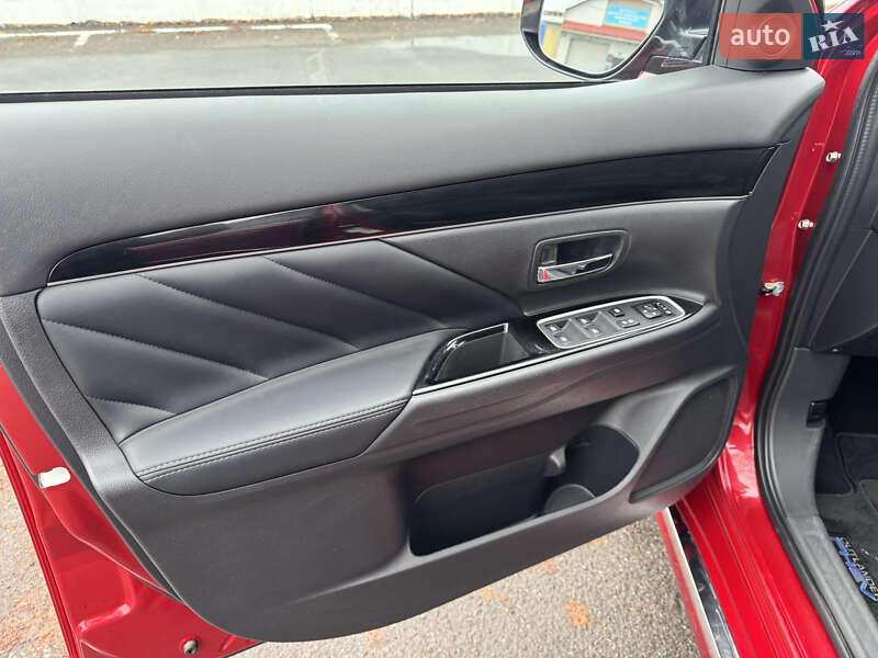 Позашляховик / Кросовер Mitsubishi Outlander 2021 в Черкасах