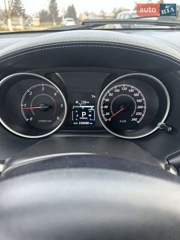 Внедорожник / Кроссовер Mitsubishi Outlander 2012 в Луцке фото 13 Внедорожник / Кроссовер Mitsubishi Outlander 2012 в Луцке