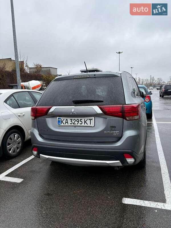 Внедорожник / Кроссовер Mitsubishi Outlander 2016 в Киеве