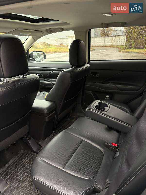 Внедорожник / Кроссовер Mitsubishi Outlander 2016 в Киеве