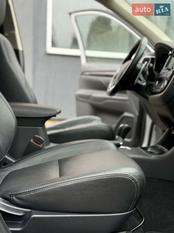 Внедорожник / Кроссовер Mitsubishi Outlander 2016 в Самборе фото 68 Внедорожник / Кроссовер Mitsubishi Outlander 2016 в Самборе