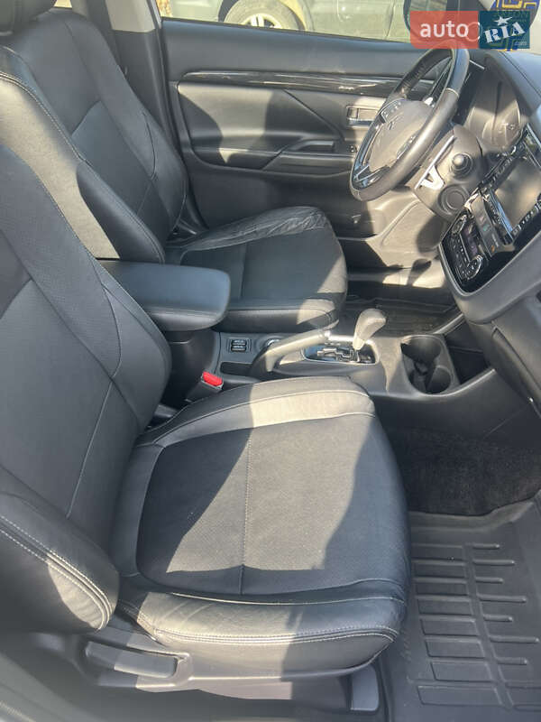 Позашляховик / Кросовер Mitsubishi Outlander 2016 в Чернівцях