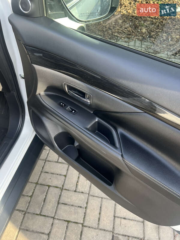 Позашляховик / Кросовер Mitsubishi Outlander 2016 в Чернівцях