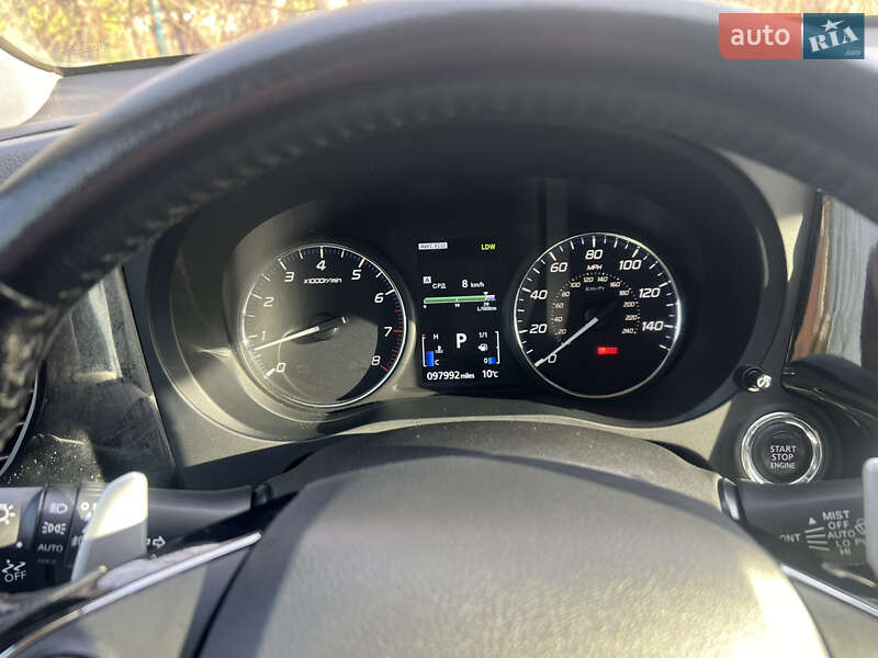 Позашляховик / Кросовер Mitsubishi Outlander 2016 в Чернівцях