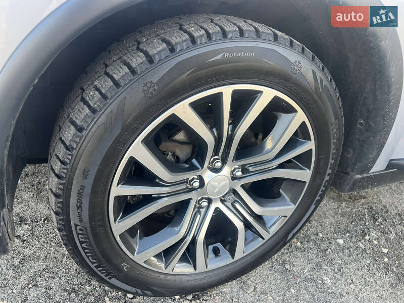 Внедорожник / Кроссовер Mitsubishi Outlander 2017 в Киеве