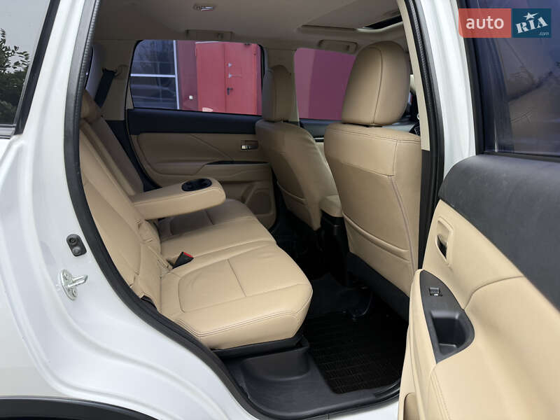 Позашляховик / Кросовер Mitsubishi Outlander 2015 в Києві