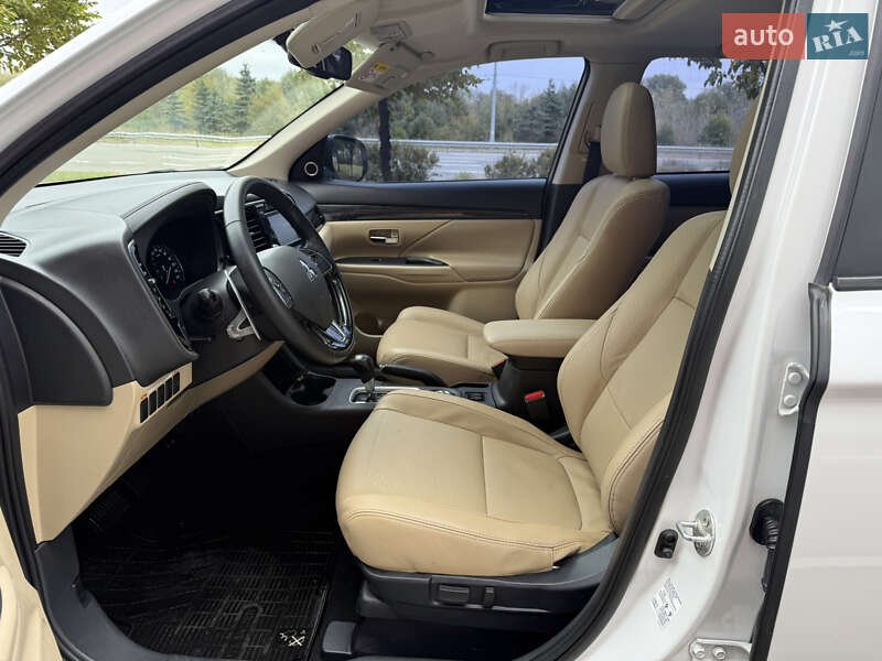 Позашляховик / Кросовер Mitsubishi Outlander 2015 в Києві