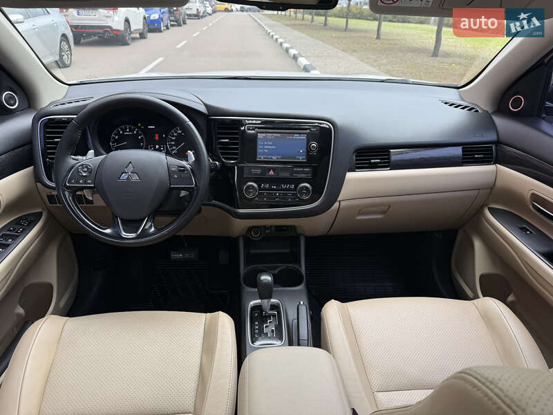 Позашляховик / Кросовер Mitsubishi Outlander 2015 в Києві