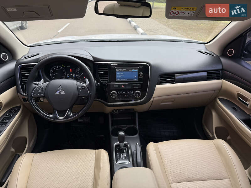 Позашляховик / Кросовер Mitsubishi Outlander 2015 в Києві