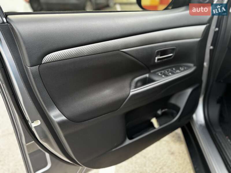 Внедорожник / Кроссовер Mitsubishi Outlander 2017 в Харькове