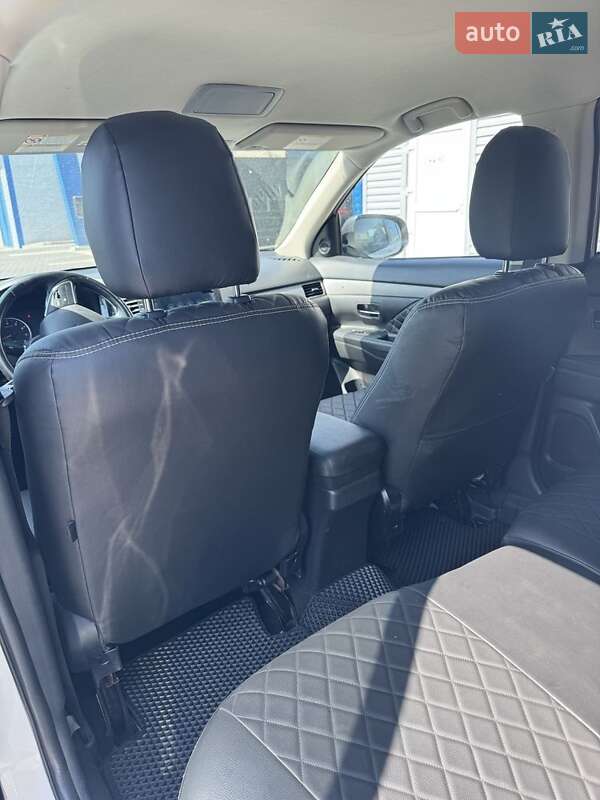 Внедорожник / Кроссовер Mitsubishi Outlander 2015 в Сумах фото 11 Внедорожник / Кроссовер Mitsubishi Outlander 2015 в Сумах
