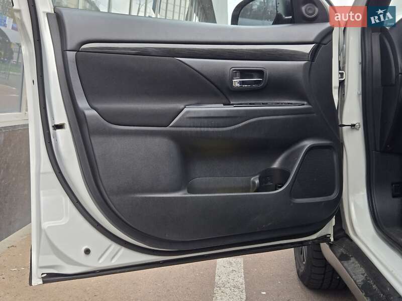 Внедорожник / Кроссовер Mitsubishi Outlander 2017 в Киеве фото 16 Внедорожник / Кроссовер Mitsubishi Outlander 2017 в Киеве