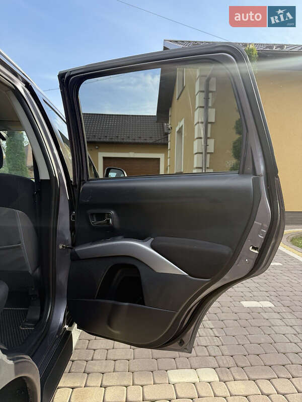 Внедорожник / Кроссовер Mitsubishi Outlander 2009 в Косове фото 18 Внедорожник / Кроссовер Mitsubishi Outlander 2009 в Косове