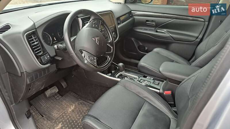Позашляховик / Кросовер Mitsubishi Outlander 2017 в Києві