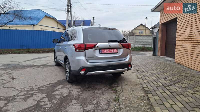 Позашляховик / Кросовер Mitsubishi Outlander 2017 в Києві