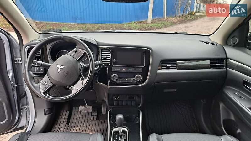 Позашляховик / Кросовер Mitsubishi Outlander 2017 в Києві