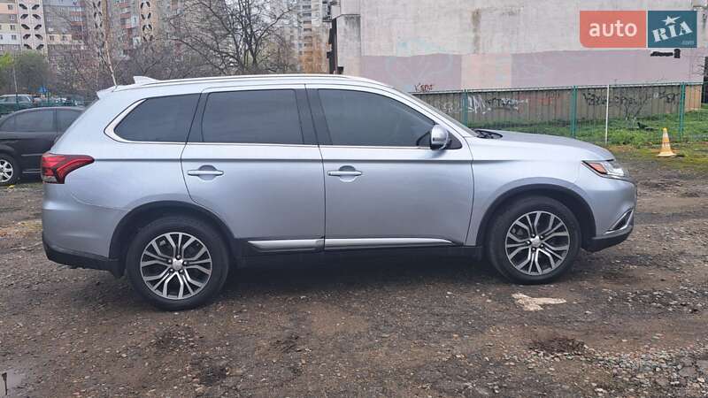 Позашляховик / Кросовер Mitsubishi Outlander 2017 в Києві