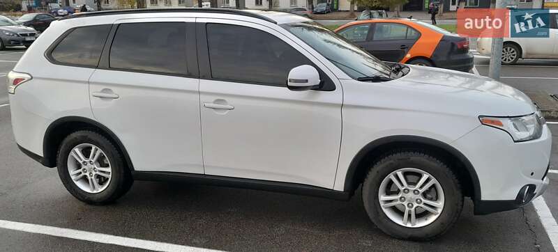 Внедорожник / Кроссовер Mitsubishi Outlander 2014 в Киеве
