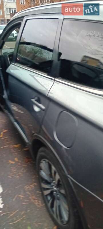 Внедорожник / Кроссовер Mitsubishi Outlander 2020 в Киеве