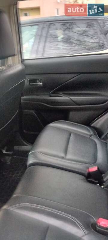 Внедорожник / Кроссовер Mitsubishi Outlander 2020 в Киеве