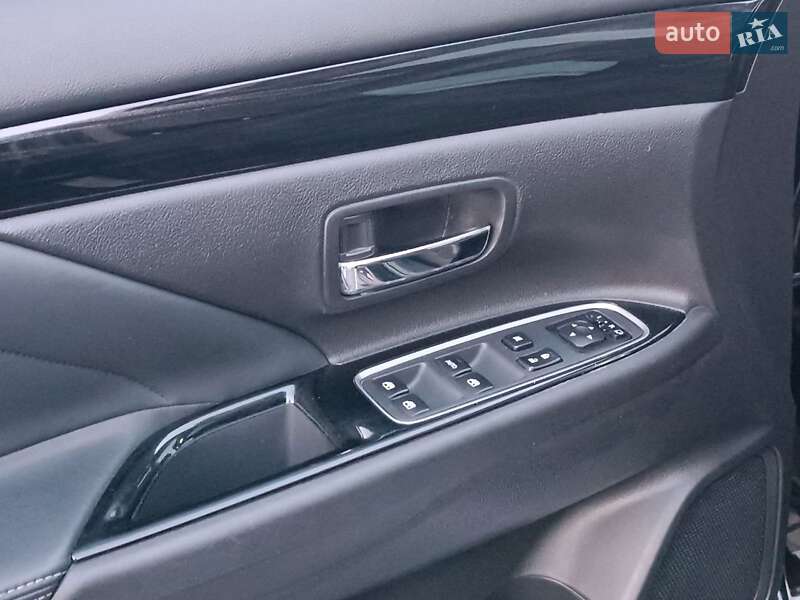 Внедорожник / Кроссовер Mitsubishi Outlander 2018 в Львове