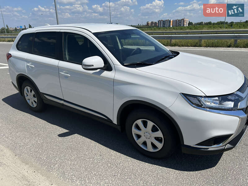 Внедорожник / Кроссовер Mitsubishi Outlander 2023 в Полтаве