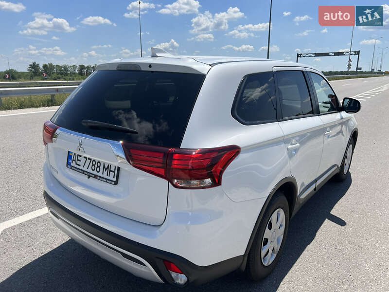 Внедорожник / Кроссовер Mitsubishi Outlander 2023 в Полтаве