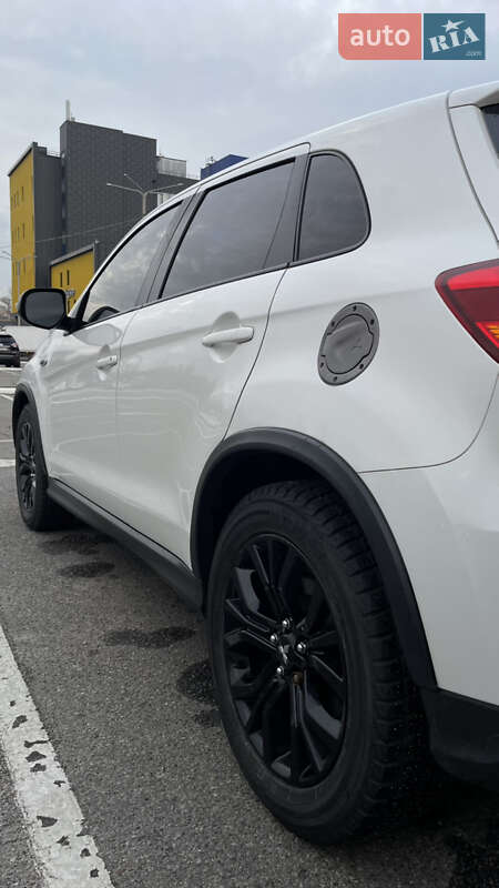 Внедорожник / Кроссовер Mitsubishi Outlander 2017 в Киеве