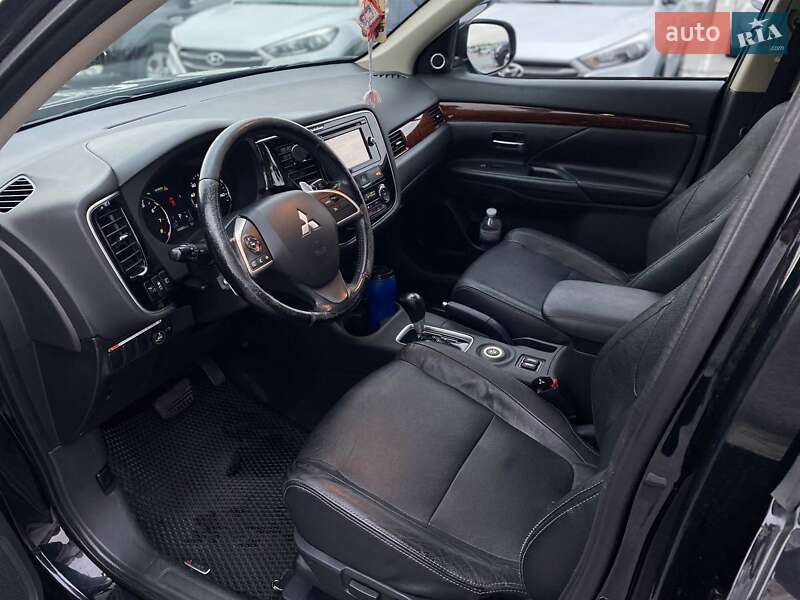 Внедорожник / Кроссовер Mitsubishi Outlander 2015 в Киеве