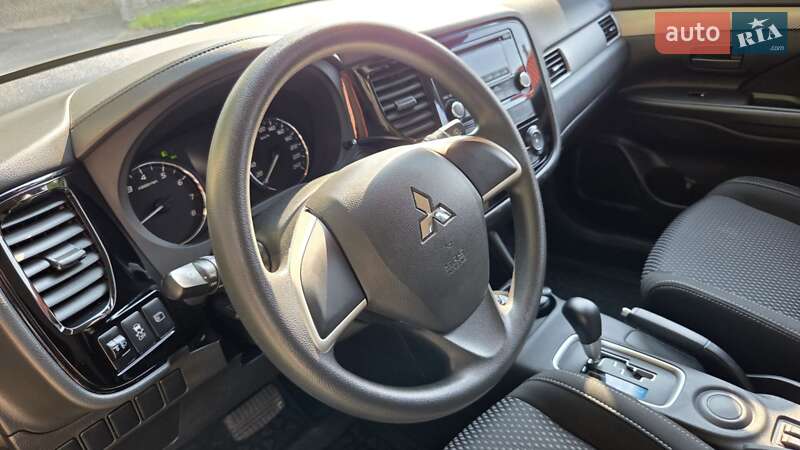 Позашляховик / Кросовер Mitsubishi Outlander 2016 в Харкові