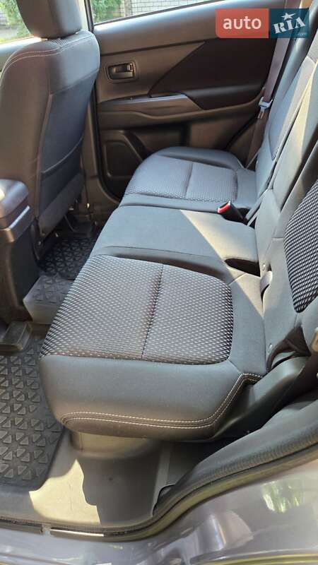 Позашляховик / Кросовер Mitsubishi Outlander 2016 в Харкові