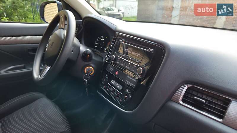 Позашляховик / Кросовер Mitsubishi Outlander 2016 в Харкові