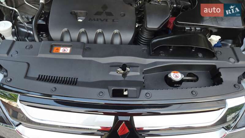 Позашляховик / Кросовер Mitsubishi Outlander 2016 в Харкові