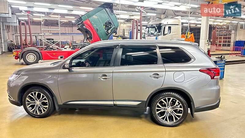 Внедорожник / Кроссовер Mitsubishi Outlander 2016 в Киеве