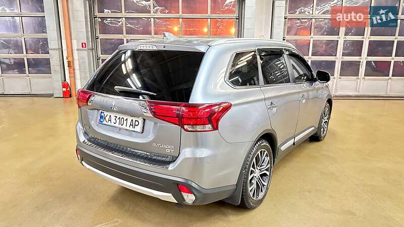 Внедорожник / Кроссовер Mitsubishi Outlander 2016 в Киеве