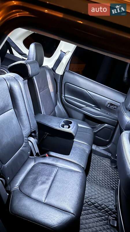 Внедорожник / Кроссовер Mitsubishi Outlander 2016 в Киеве