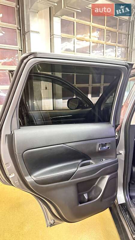 Внедорожник / Кроссовер Mitsubishi Outlander 2016 в Киеве