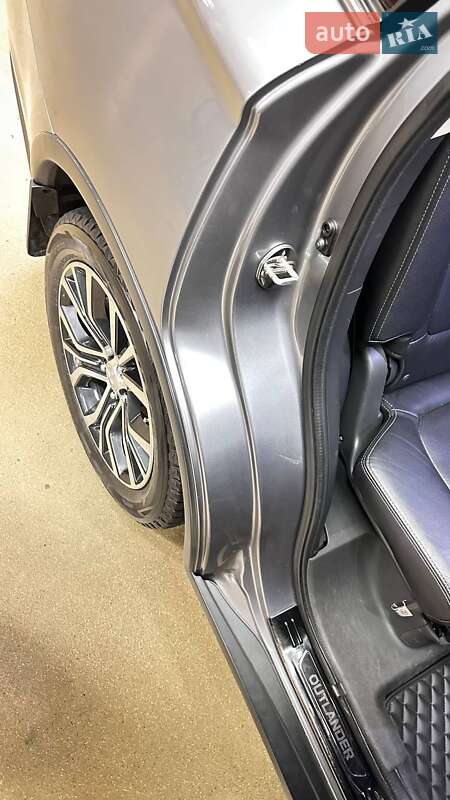 Внедорожник / Кроссовер Mitsubishi Outlander 2016 в Киеве